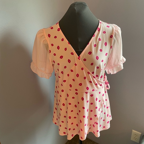 NWT Torrid Valentine’s Day Wrap Blouse - Picture 2 of 5